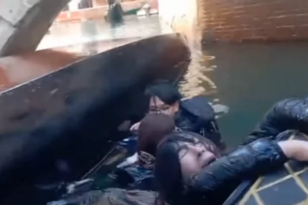 GONDOLA SE PREVRNULA U VENECIJI: Zbog jedne GREŠKE su se ljudi našli za tren oka u LEDENOJ vodi (VIDEO)