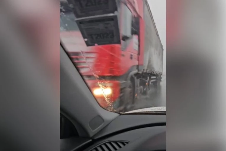 JEZIVO! Još jedan kamikaza na putu - KAMION vozi brzom trakom u kontra smeru, sudar izbegnut "za dlaku"! (VIDEO)