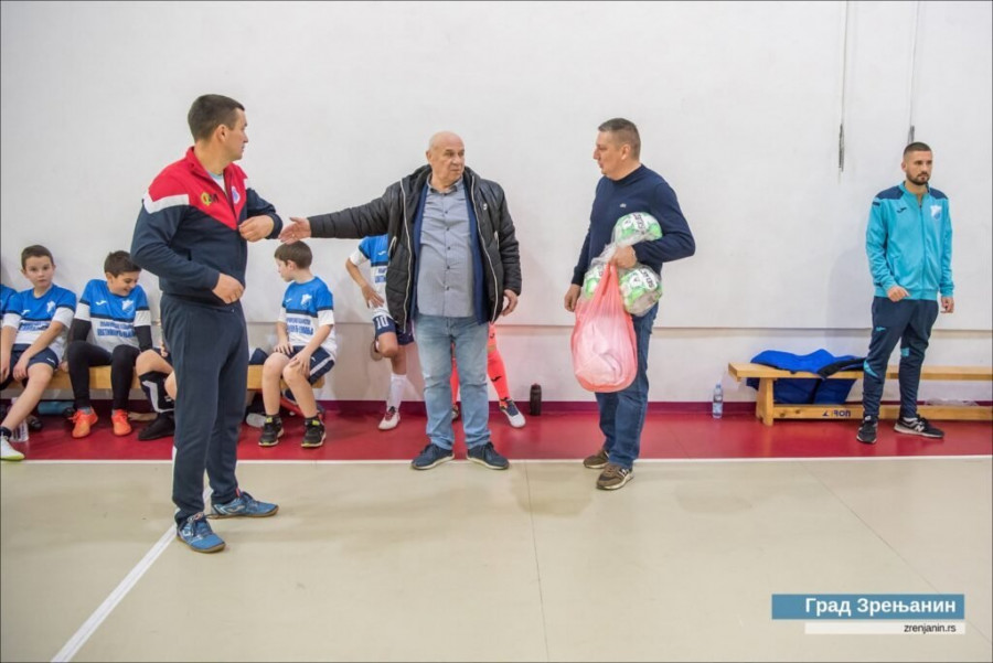 Zamenik gradonačelnika Saša Santovac deci je uručio  sportsku opremu u vidu lopti i dresova
