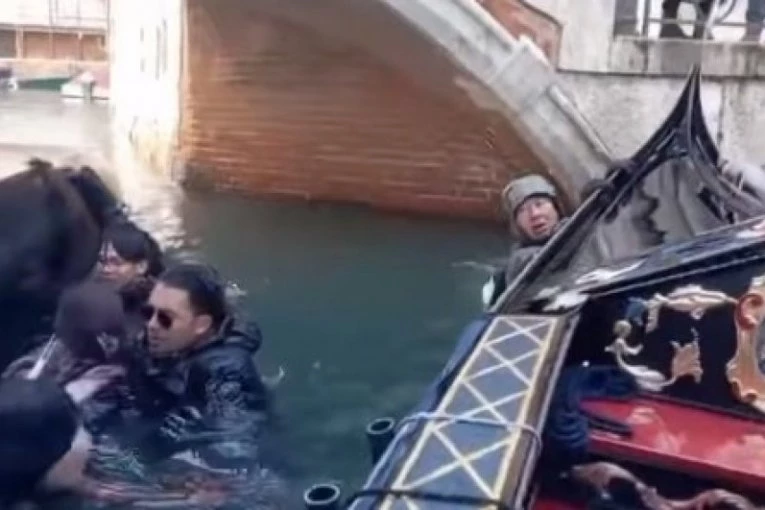 TRČALI SU PO ČAMCU DA BI PRAVILI SELFIJE, NA KRAJU SU GA POTOPILI: Grupa kineskih turista završila u kanalima Venecije - nisu hteli da slušaju gondolijera (VIDEO)