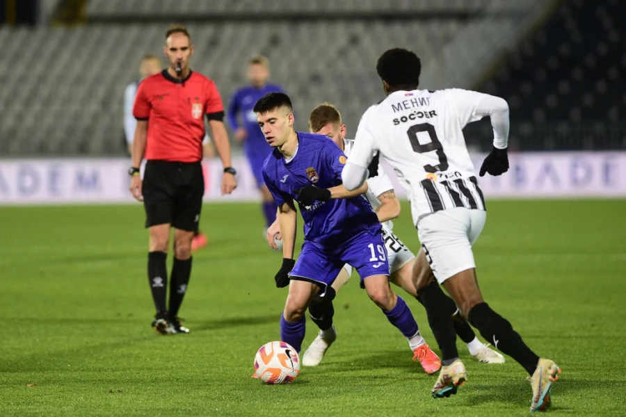 Crvena zvezda pobedila Radnički iz Niša 5:0, uz majstorije Lučića