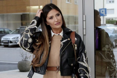 VODITEJKA RASPAMETILA MUŠKARCE! Grudi u prvom planu, evo kako za sve pare uživa pored bazena! (FOTO)