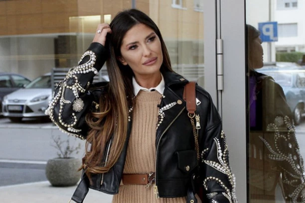 VODITEJKA RASPAMETILA MUŠKARCE! Grudi u prvom planu, evo kako za sve pare uživa pored bazena! (FOTO)