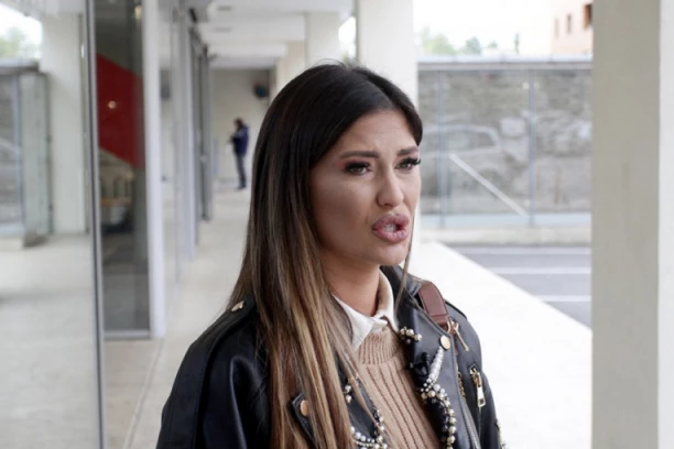 VODITELJKA ELITE PALA KAO POKOŠENA: Ljosnula na pod, HITNO joj ukazana pomoć!