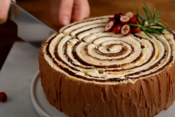 STARINSKA PANJ TORTA NA NOVI NAČIN: Rolovana mekana kora - prava novogodišnja poslastica, recept do detalja objašnjen (FOTO)