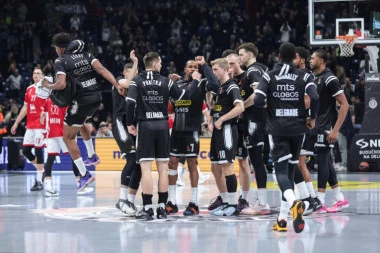 TRESLA SE ARENA! Grobari BRUTALNO ISPROZIVALI Mirotića, koji nije ni došao u Beograd! Evo kako su IZVREĐALI nesuđeno pojačanje Partizana! (VIDEO)