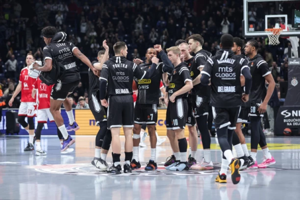 TRESLA SE ARENA! Grobari BRUTALNO ISPROZIVALI Mirotića, koji nije ni došao u Beograd! Evo kako su IZVREĐALI nesuđeno pojačanje Partizana! (VIDEO)