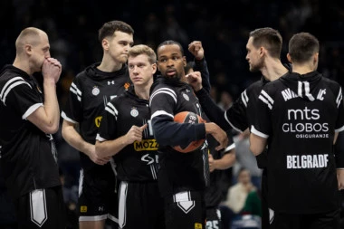 LITVANCI TRAŽE AUTOGRAME PARTIZANOVIM IGRAČIMA: Čekali ih na kiši! Scena koja topi srce! (FOTO) (VIDEO)