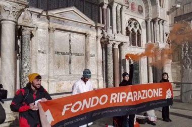 SKANDAL TRESE ITALIJU, AKTIVISTI BACILI BLATO NA FASADU BAZILIKE SVETOG MARKA U VENECIJI! Krabinjeri priveli 6 osoba!