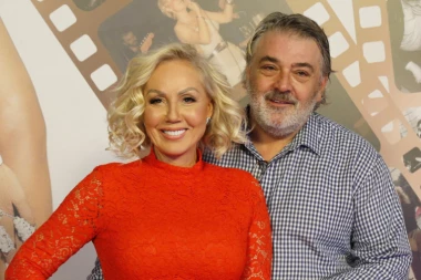 BRENA SKOČILA NA BOBU, SRUŠILI SE KAO SVEĆE! Au! Doživeli peh, Živojinović je POTKAČIO za kilažu tad!