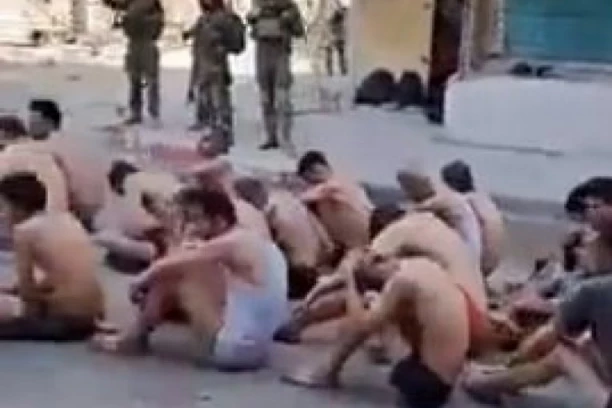 IZRAELSKA VOJSKA OBJAVILA UZNEMIRUJUĆE FOTOGRAFIJE: Hamasovce koji su se predali naterali da se skinu, poređali ih kao sardine (VIDEO)