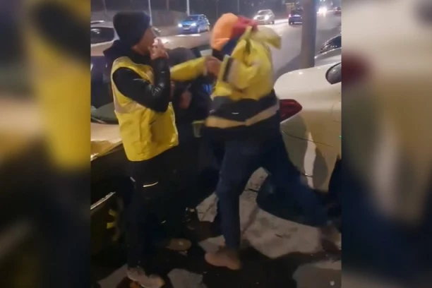 TUČA U USTANIČKOJ ULICI: Vozio pijan i bez dozvole, udario parkiran automobil, pa dobio pesnicu u glavu, slučajni prolaznici sve snimili!