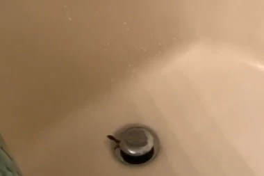 SVE JE SPREMILA ZA KUPANJE, A ONDA JE ONA PROMOLILA GLAVU: Naglo je izletela iz OTVORA i pokazala se u punoj veličini, žena vršti iz sveg glasa! (FOTO/VIDEO)