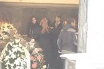 I KAMEN BI ZAPLAKAO! Ćerka Jelene Čvorović pala u ZAGRLJAJ slavne Tanje Bošković - najemotivniji prizor sa sahrane naše glumice! (GALERIJA)