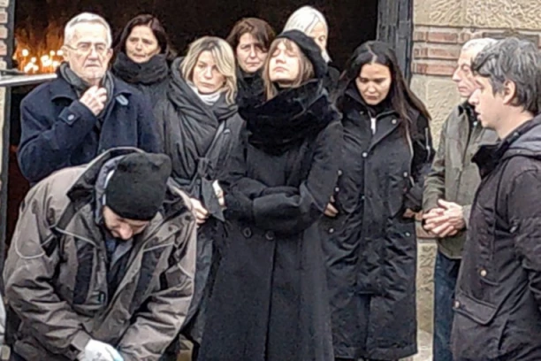 NEUTEŠNA MINA PRESLIKANA MAJKA: Tužna povorka krenula ka grobnom mestu Jelene Čvorović, svi gledaju u njenu ćerku! (GALERIJA)