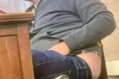 NASTAVNIK SVUKAO PANTALONE I SPUTIO DONJI VEŠ PRED UČENICIMA:  Đaci ga prijavili direktorki, ona ga zatekla na delu, ODMAH UHAPŠEN (FOTO)