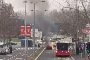 GORI AUTO NA ČUKARICI: Vatra bukti nasred puta (VIDEO)