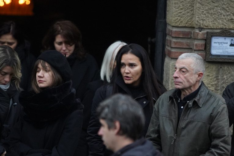 Rada Radenović voditeljka Pinka na sahrani Jelene Čvorović Paunović