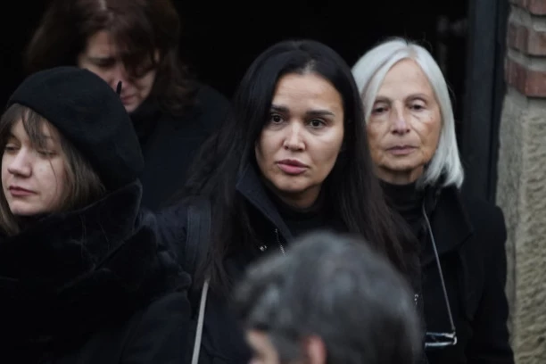 BIVŠA VODITELJKA PINKA NA SAHRANI GLUMICE: Šok izdanje srpske Hale Beri, niko ne može da je prepozna (FOTO)