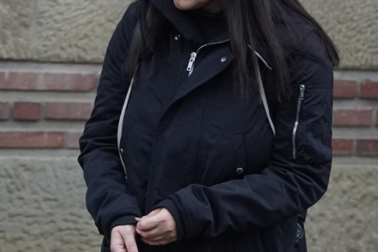 Rada Radenović voditeljka Pinka na sahrani Jelene Čvorović Paunović