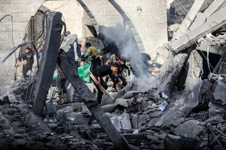 POGINULO ŠESTORO CIVILA U GAZI: Izrael izveo raciju na kamp, među stradalima i jedno DETE