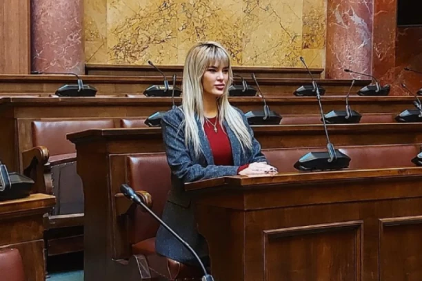 ĆERKA NAŠE PEVAČICE ZAVRŠILA U SKUPŠTINI: Digla tri prsta i drži govor (FOTO)