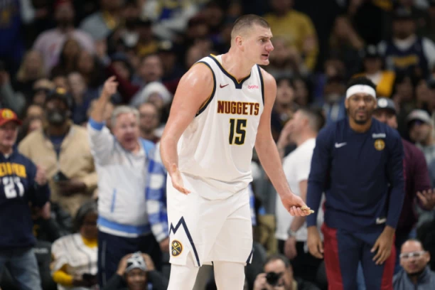 NBA NEMA MILOSTI! Sudija koji se OGREŠIO o Jokića dobio DRAKONSKU kaznu!