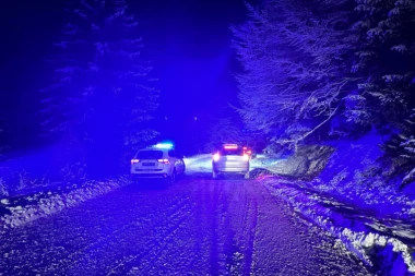 UDES U CENTRU KOPAONIKA: Delovi automobila rasuti po kolovozu