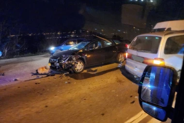 TEŽAK UDES U PRELJINI! Ekipe Hitne pomoći ukazuju pomoć povređenima na licu mesta! (FOTO)
