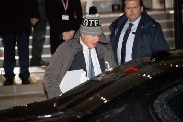 POLITIČAR NA UDARU ZBOG ENGLESKOG NIŽELIGAŠA: Boris Džonson više da ne nosi KAPU FK GRIMZBI, dovodi klub na loš glas!