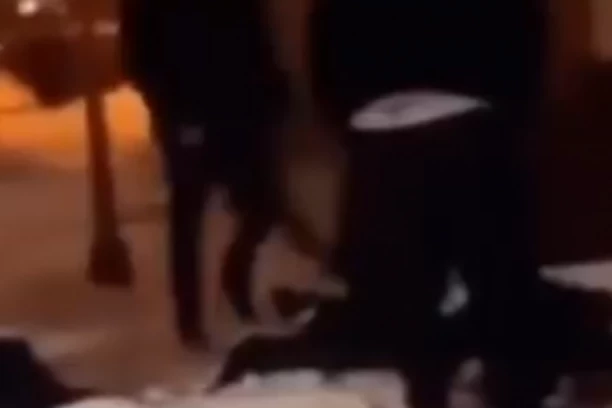 PRVI SNIMAK PUCNJAVE! UZNEMIRUJUĆE: Ranjeni tinejdžeri leže u snegu (VIDEO)