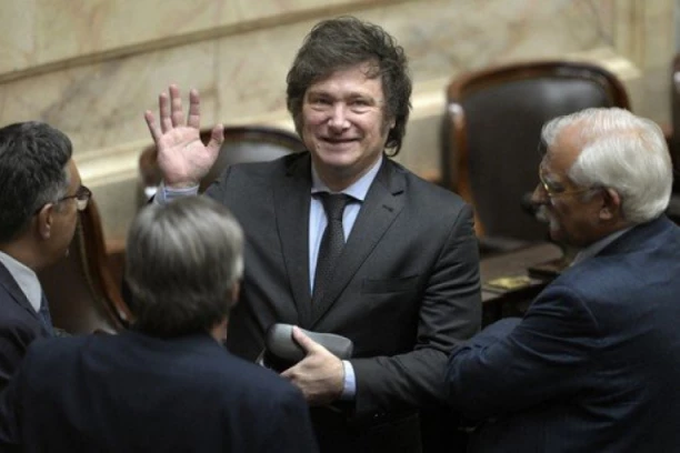 NOVI PREDSEDNIK ARGENTINE DANAS PREUZIMA DUŽNOST: Tvrdi da će spasiti ovu zemlju od propadanja, a mnogi misle da je ludak!