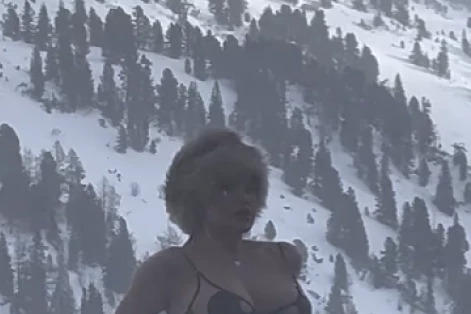 VRELI SNIMAK SA ALPA: Skoro GOLA voditeljka Pinka istopila sneg u Austriji! (FOTO)