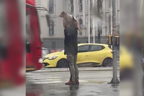 PRIZOR KOJI JE RAZNEŽIO SVE KORISNIKE DRUŠTVENIH MREŽA: Čovek koji drži svog psa na leđima jer je mokar trotoar