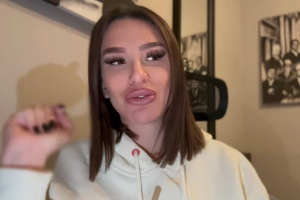 ALEKSANDRA NIKOLIĆ SE OBRATILA PRED POROĐAJ: Sredila se od glave do pete, pa KRENULA! (FOTO)