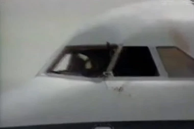 "DRŽAO SAM GA ZA NOGE, DOK MU JE LICE UDARALO U STAKLO"! Pilot isisan kroz prozor aviona, popucali prozori na letelici! DRAMA NA 5.000 METARA VISINE KOJU SU SVI JEDVA PREŽIVELI! (VIDEO)