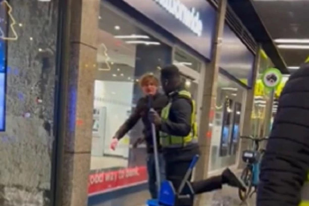 NEVIĐENI SKANDAL U MEK DONALDSU: Radnik obezbeđenja polio vodom beskućnika, a onda je doživeo NAJVEĆE PONIŽENJE ikada