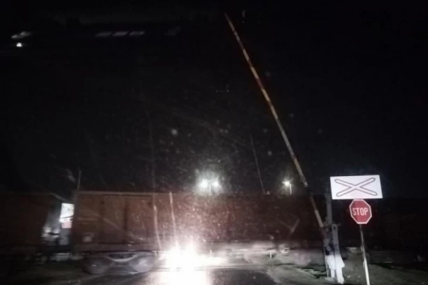 VOZ PROLAZI, RAMPA PODIGNUTA! Pukom srećom izbegnuta tragedija u Svilajncu! LJUDI OPOMINJU, OVO JE POSTALO PRAKSA! (FOTO)