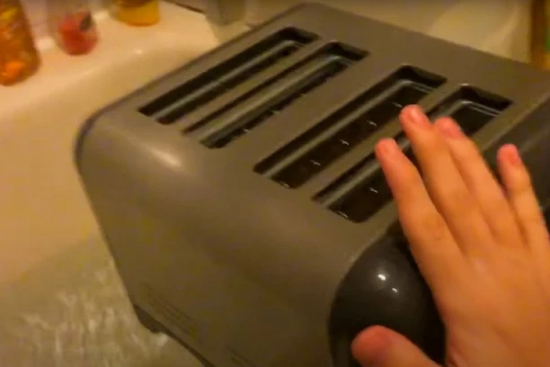 DA LI VAS UBACIVANJE UKLJUČENOG TOSTERA U PUNU KADU MOŽE UBITI? Ovo je jedna od čestih pojava u horor filmovima, ali evo ŠTA je prava istina