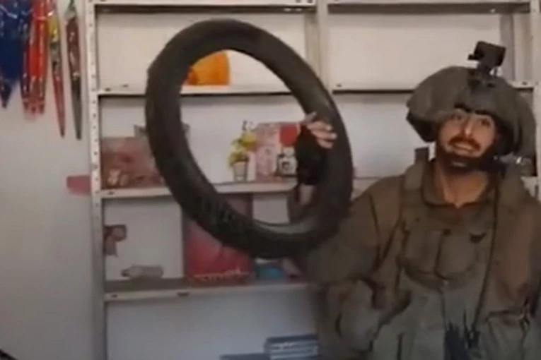 IZRAELSKI VOJNIK UPAO U PRODAVNICU U GAZI, PA POČEO DA LOMI! Odmah reagovala vojska - neprimereno, pokrenuta istraga! (VIDEO)