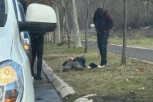 UŽASAVAJUĆ PRIZOR KOD ADE: Muškarac nepomično leži na travi, prolaznici tvrde da je MRTAV (FOTO)