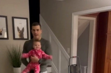 SNIMAK PRESLATKE BEBE KOJI TOPI SRCA: Radost ove devojčice je neopisiva, tata je jedva zadržao u rukama! (VIDEO)