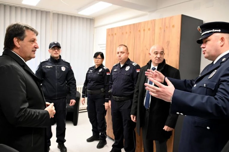 MINISTAR GAŠIĆ OBIŠAO POLICIJSKU ISPOSTAVU U SUBOTICI: "Bezbednost građana je na prvom mestu" (FOTO)