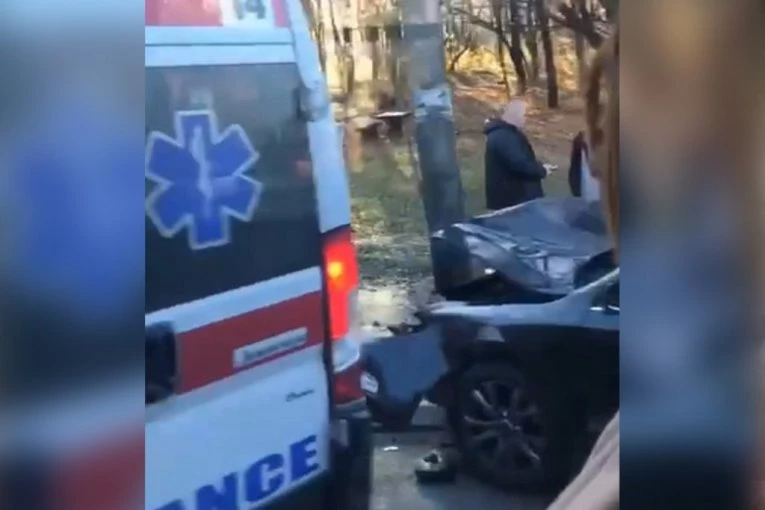 AUTOMOBIL SE ZAKUCAO U BANDERU: Jeziva saobraćajna nezgoda na Voždovcu - Hitna pomoć i policija na terenu! (VIDEO)