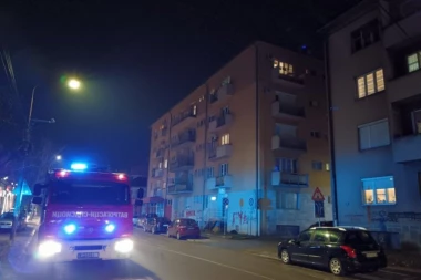 VATRA "GUTA" STAMBENU ZGRADU U ČAČKU: Vatrogasci pokušavaju da lokalizuju požar! (FOTO)