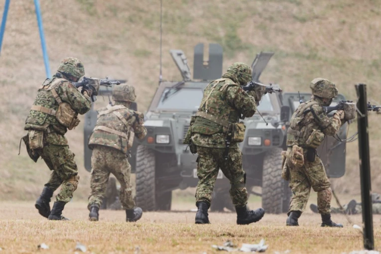 OBORILI JE NA ZEMLJU, RAŠIRILI NOGE I SIMULIRALI ODNOSE! Strava i užas u vojsci - trojica osuđena zbog zlostavljanja koleginice!