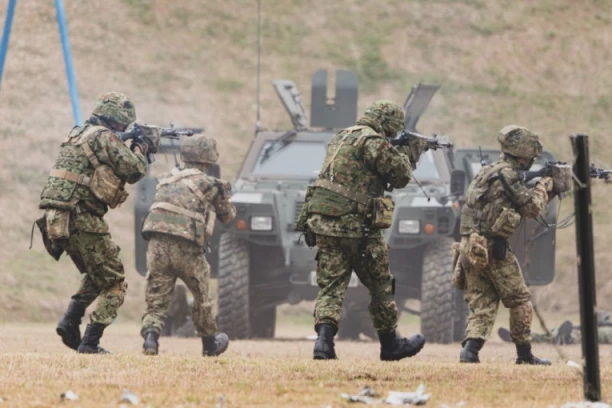 JAPAN SE MUNJEVITO SPREMA ZA TOTALNI RAT! Kina i Rusija upozoravaju, ali Tokio ne sluša!