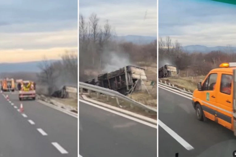 JOŠ JEDNA NESREĆA NA AUTOPUTU: Kamion probio zaštitnu ogradu kod Ražnja, pa završio ZAPALJEN u jarku! (FOTO+VIDEO)