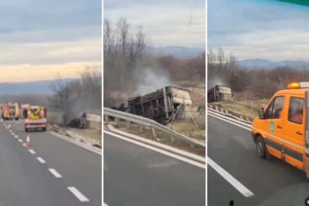 JOŠ JEDNA NESREĆA NA AUTOPUTU: Kamion probio zaštitnu ogradu kod Ražnja, pa završio ZAPALJEN u jarku! (FOTO+VIDEO)