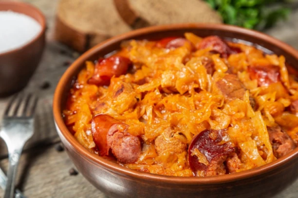 DOMAĆINSKI PODVARAK SA KOBASICAMA I PIVOM: Najlepši i najslasniji zimski ručak iz rerne